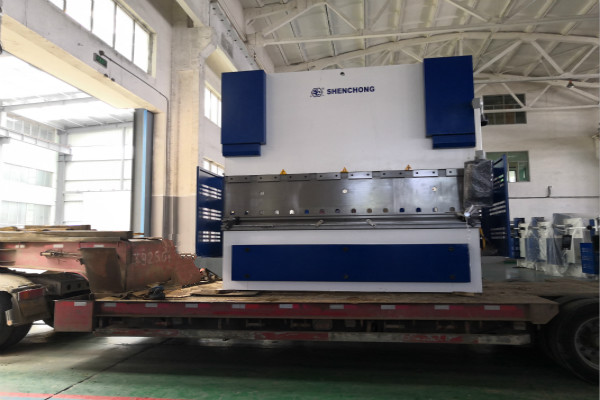 無錫神沖電液同步折彎機(jī).jpg 無錫神沖電液同步折彎機(jī).jpg