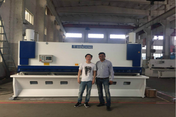 無錫神沖剪板機(jī).jpg 無錫神沖剪板機(jī).jpg