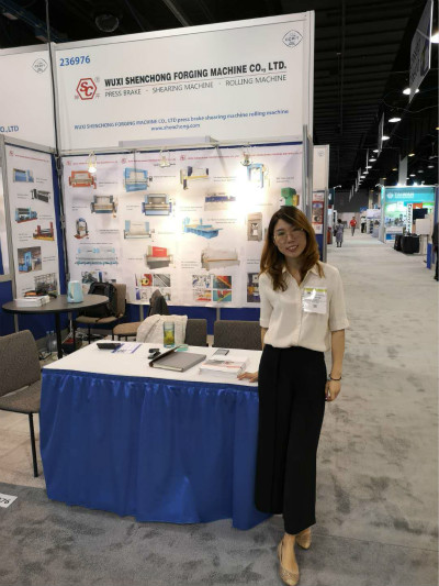 工作人員在芝加哥展.jpg 工作人員在芝加哥展.jpg