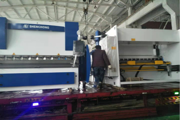 6軸數(shù)控折彎?rùn)C(jī)裝車 6軸數(shù)控折彎?rùn)C(jī)裝車